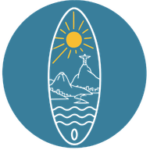 Logotipo redondo azul da SunriseSUP mostrando uma prancha de stand up paddle com desenho do Cristo Redentor, montanhas do Rio de Janeiro e o sol nascente amarelo.